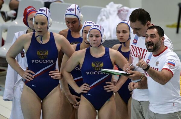 Главный тренер женской сборной России по водному поло Александр Гайдуков (справа) и игроки команды Главный тренер женской сборной России по водному поло Александр Гайдуков (справа) и игроки команды