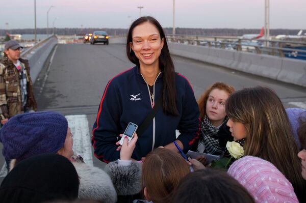 Российская волейболистка Екатерина Гамова общается с поклонниками в московском аэропорту Домодедово Российская волейболистка Екатерина Гамова общается с поклонниками в московском аэропорту Домодедово