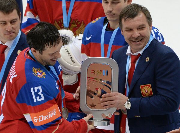 Капитан сборной России Павел Дацюк (слева) и главный тренер сборной России Олег Знарок с кубком за третье место на чемпионате мира по хоккею Капитан сборной России Павел Дацюк (слева) и главный тренер сборной России Олег Знарок с кубком за третье место на чемпионате мира по хоккею
