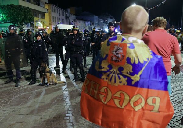Болельщики во время беспорядков в Марселе после матча сборных России и Англии на Евро-2016 Болельщики во время беспорядков в Марселе после матча сборных России и Англии на Евро-2016