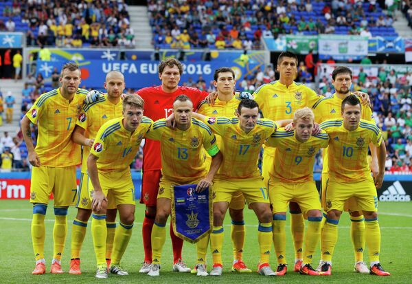 Футболисты сборной Украины перед началом матча Футболисты сборной Украины перед началом матча