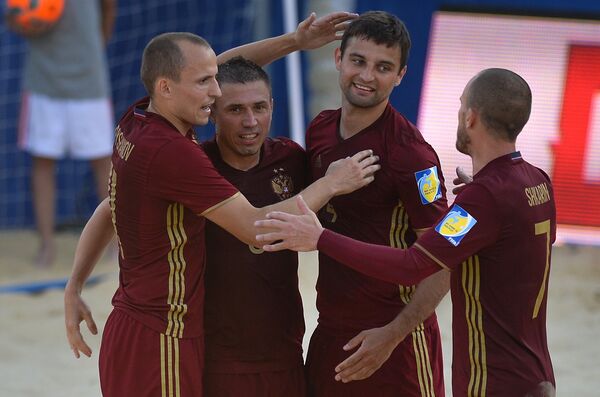 Игроки сборной России по пляжному футболу Николай Крышанов, Илья Леонов, Алексей Макаров и Антон Шкарин (слева направо) Игроки сборной России по пляжному футболу Николай Крышанов, Илья Леонов, Алексей Макаров и Антон Шкарин (слева направо)
