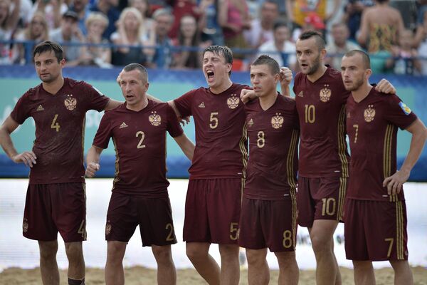 Игроки сборной России по пляжному футболу Алексей Макаров, Юрий Горчинский, Юрий Крашенинников, Илья Леонов, Артур Папоротный и Антон Шкарин Игроки сборной России по пляжному футболу Алексей Макаров, Юрий Горчинский, Юрий Крашенинников, Илья Леонов, Артур Папоротный и Антон Шкарин