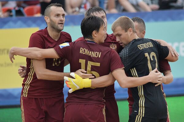 Игроки сборной России по пляжному футболу Артур Папоротный, Кирилл Романов и вратарь сборной России Иван Островский (слева направо) Игроки сборной России по пляжному футболу Артур Папоротный, Кирилл Романов и вратарь сборной России Иван Островский (слева направо)