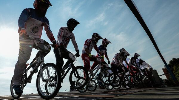 Спортсмены на старте заезда на чемпионате России по велоспорту BMX в Москве Спортсмены на старте заезда на чемпионате России по велоспорту BMX в Москве